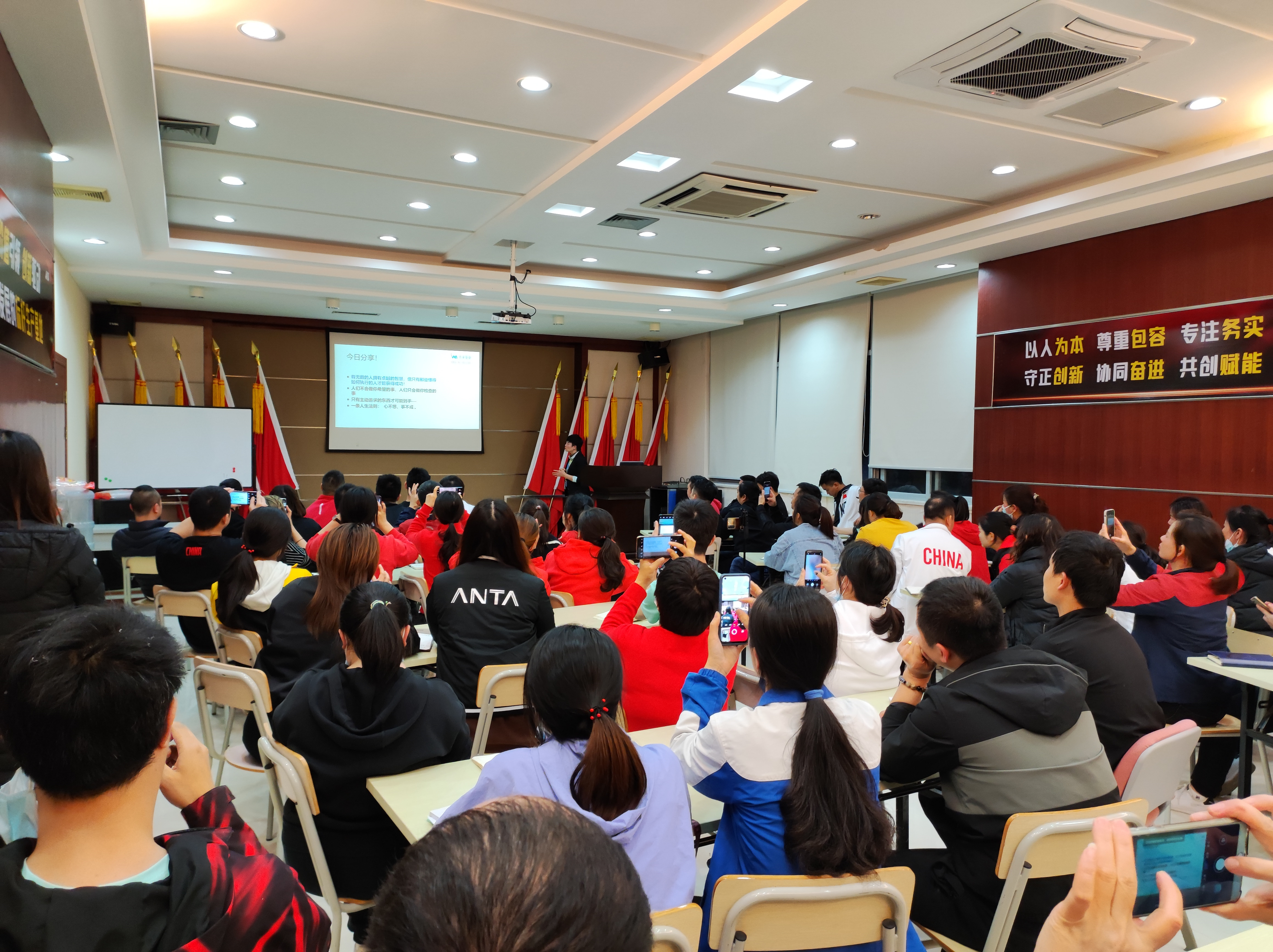 安踏&衣拿共同探討推進(jìn)智能工廠建設(shè)工作